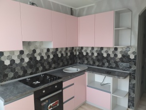 кухня с крашенными фасадами+интегрированные ручки